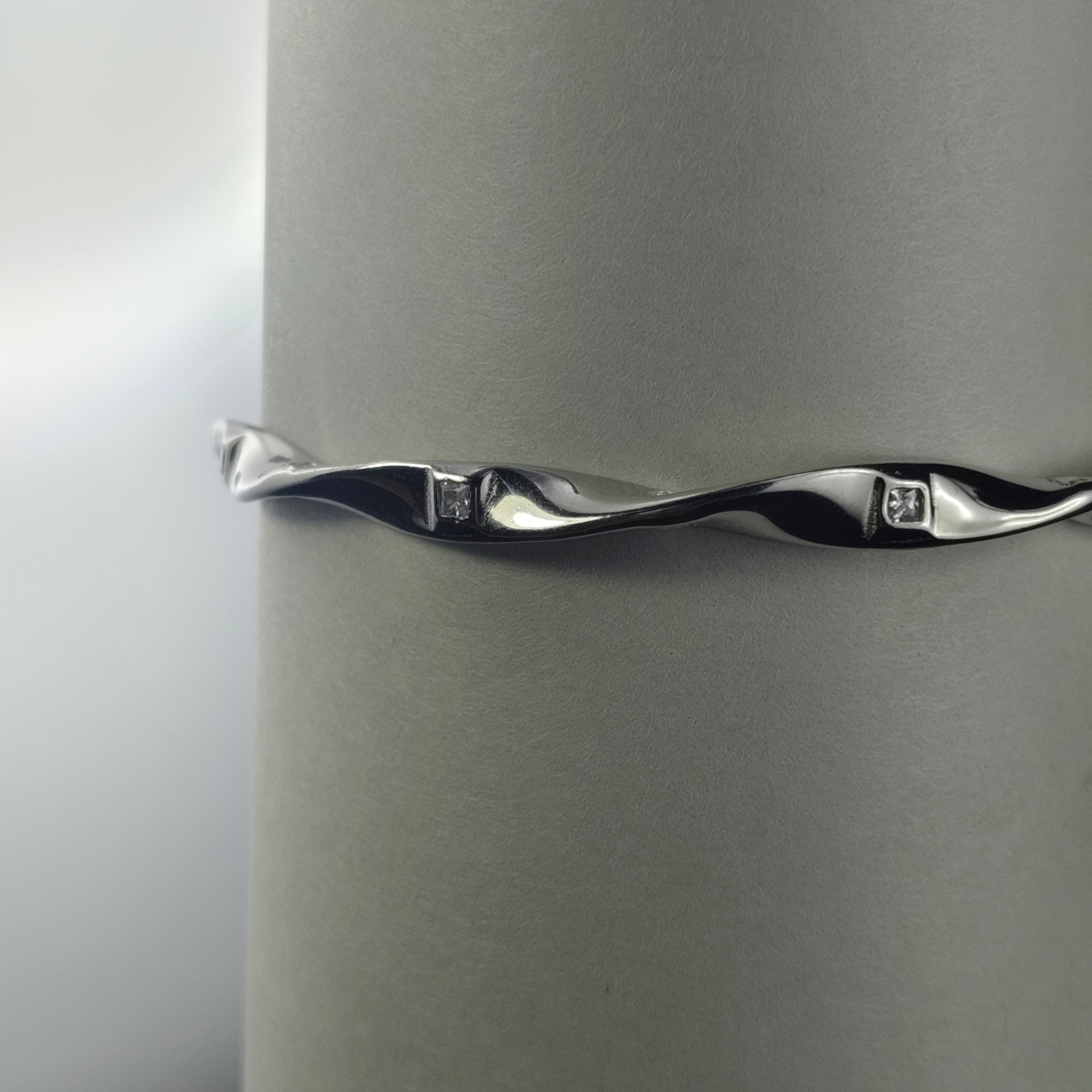 TWISTED ELEGANCE SILVER BRACELET