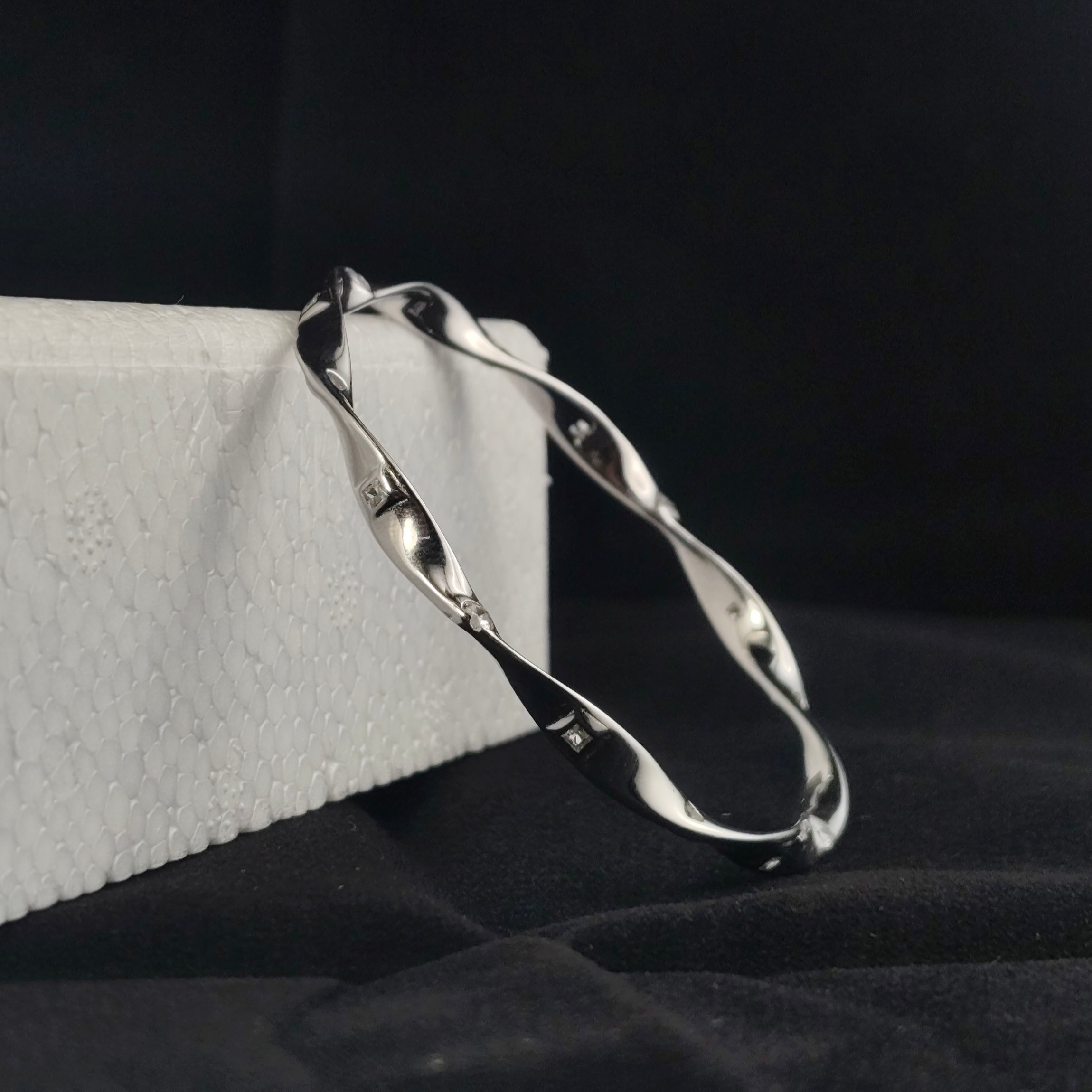 TWISTED ELEGANCE SILVER BRACELET