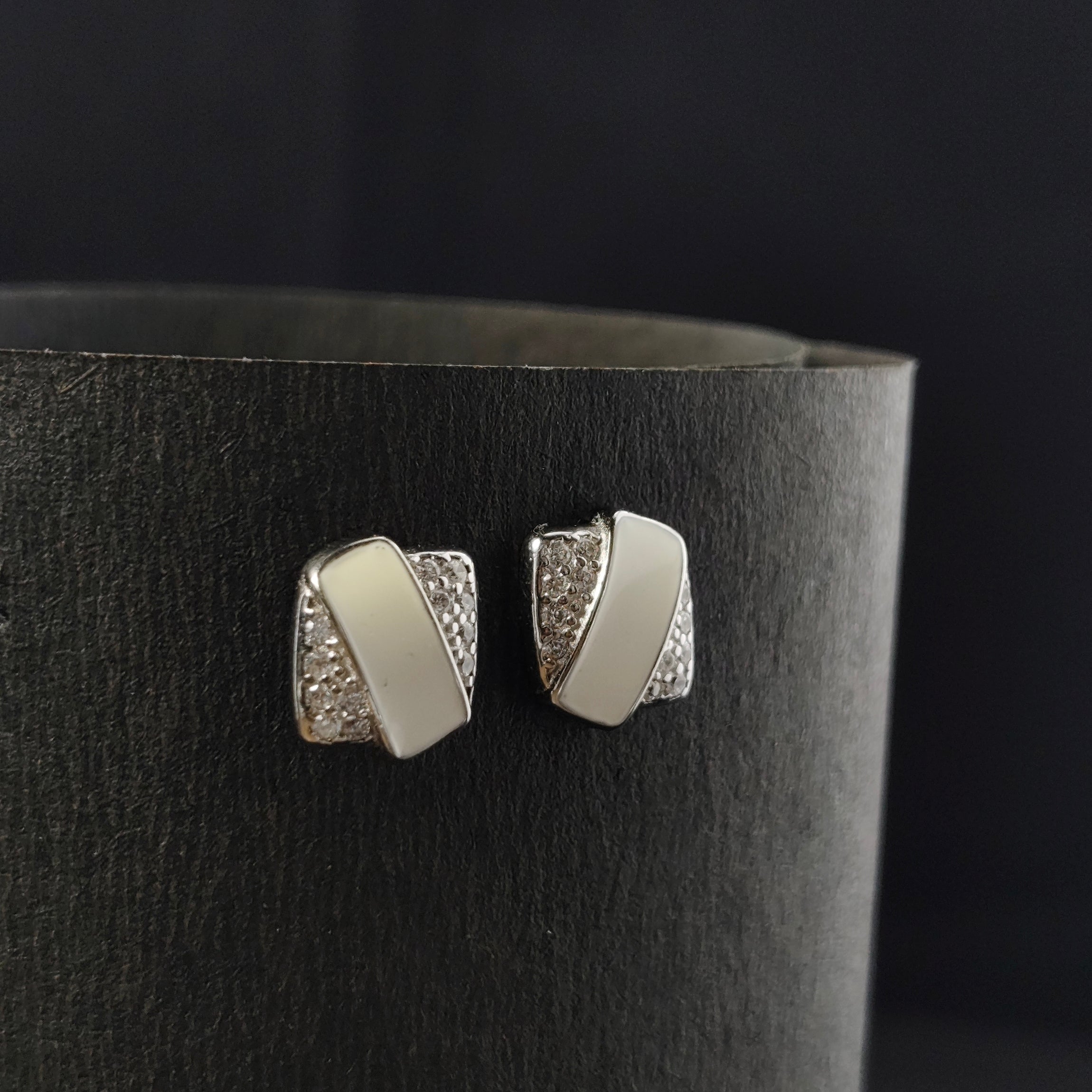 MODERN CURVE STUDS